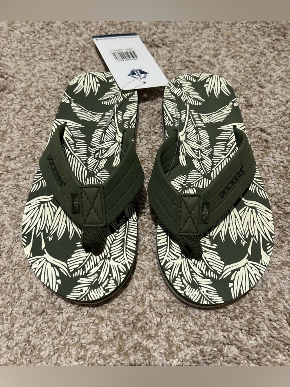 Dockers NWT Green palm flip flops